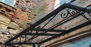 Угловые козырьки для частных домов и входов в Солнечногорске - ИП Мозгов А. А. от 1773 рублей